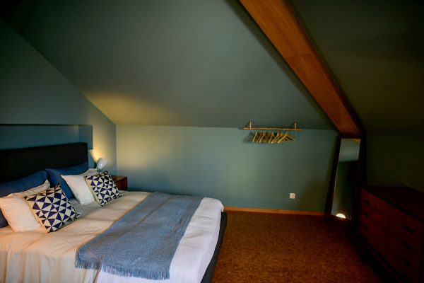 eca-agora-guest-house-vila-do-conde-the-maias-room-king-sized-bed-sofa-bed-bathroom-with-meating-area-slider-14