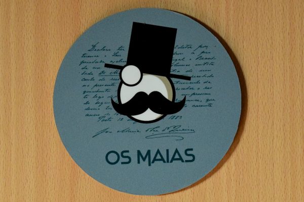eca-agora-guest-house-vila-do-conde-the-maias-room-king-sized-bed-sofa-bed-bathroom-with-meating-area-slider-15