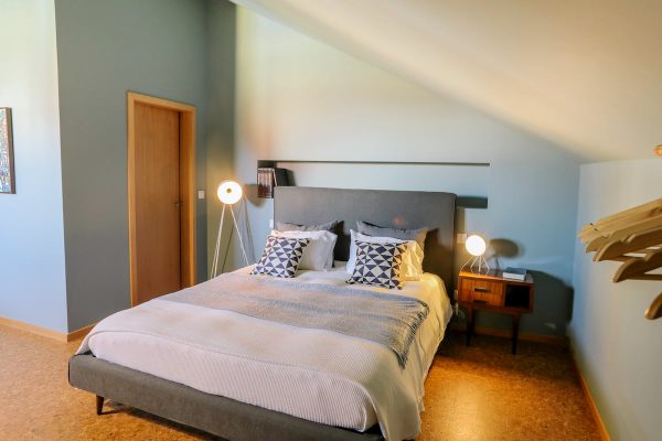 eca-agora-guest-house-vila-do-conde-the-maias-room-king-sized-bed-sofa-bed-bathroom-with-meating-area-slider-6