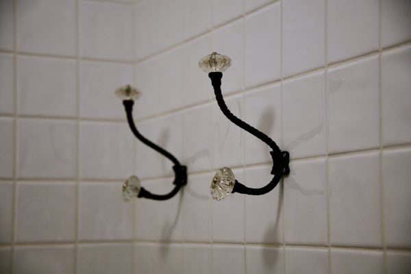 eca-agora-guest-house-vila-do-conde-the-mandarim-room-king-sized-bed-bathroom-with-meating-area-slider-11