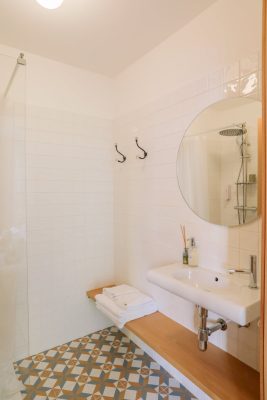 eca-agora-guest-house-vila-do-conde-the-mandarim-room-king-sized-bed-bathroom-with-meating-area-slider-6