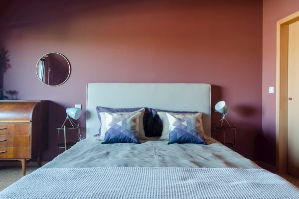 eca-agora-guest-house-vila-do-conde-the-relic-room-king-sized-bed-bathroom-small-meating-area-slider-1