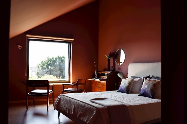 eca-agora-guest-house-vila-do-conde-the-relic-room-king-sized-bed-bathroom-small-meating-area-slider-10