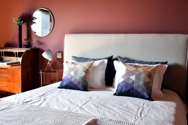 eca-agora-guest-house-vila-do-conde-the-relic-room-king-sized-bed-bathroom-small-meating-area-slider-11