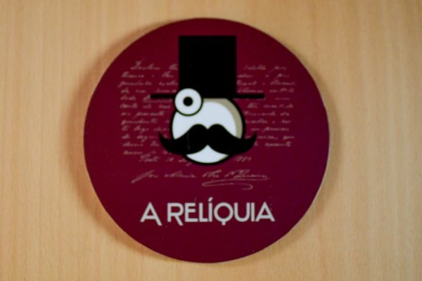 eca-agora-guest-house-vila-do-conde-the-relic-room-king-sized-bed-bathroom-small-meating-area-slider-14