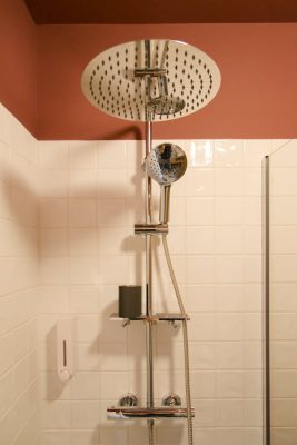 eca-agora-guest-house-vila-do-conde-the-relic-room-king-sized-bed-bathroom-small-meating-area-slider-2