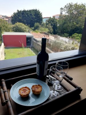 eca-agora-guest-house-vila-do-conde-the-relic-room-king-sized-bed-bathroom-small-meating-area-slider-3
